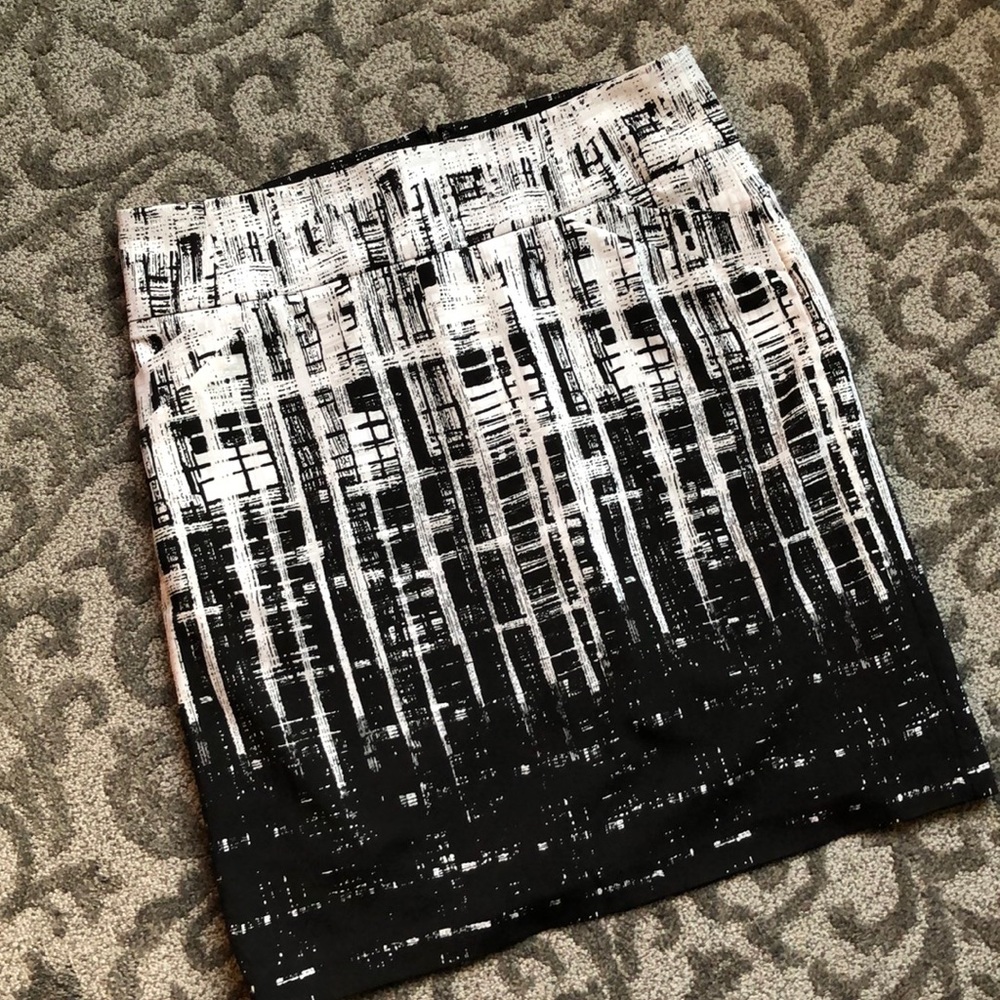 Calvin Klein Abstract Skirt w/ Pockets